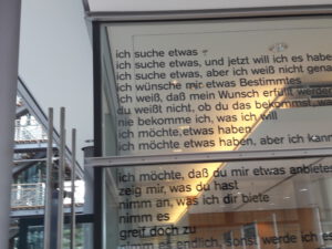 Gedicht an der Glaswand des Pressezentrums.