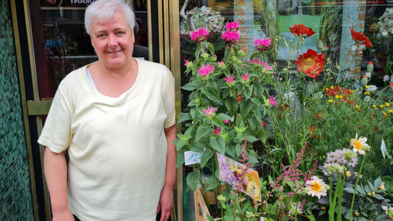 Die "Blumen-Jette" alias Angelika Horn vor ihrem Laden in der Karl-Marx-Straße in Berlin-Neukölln (Copyright: Cornelia Saxe)