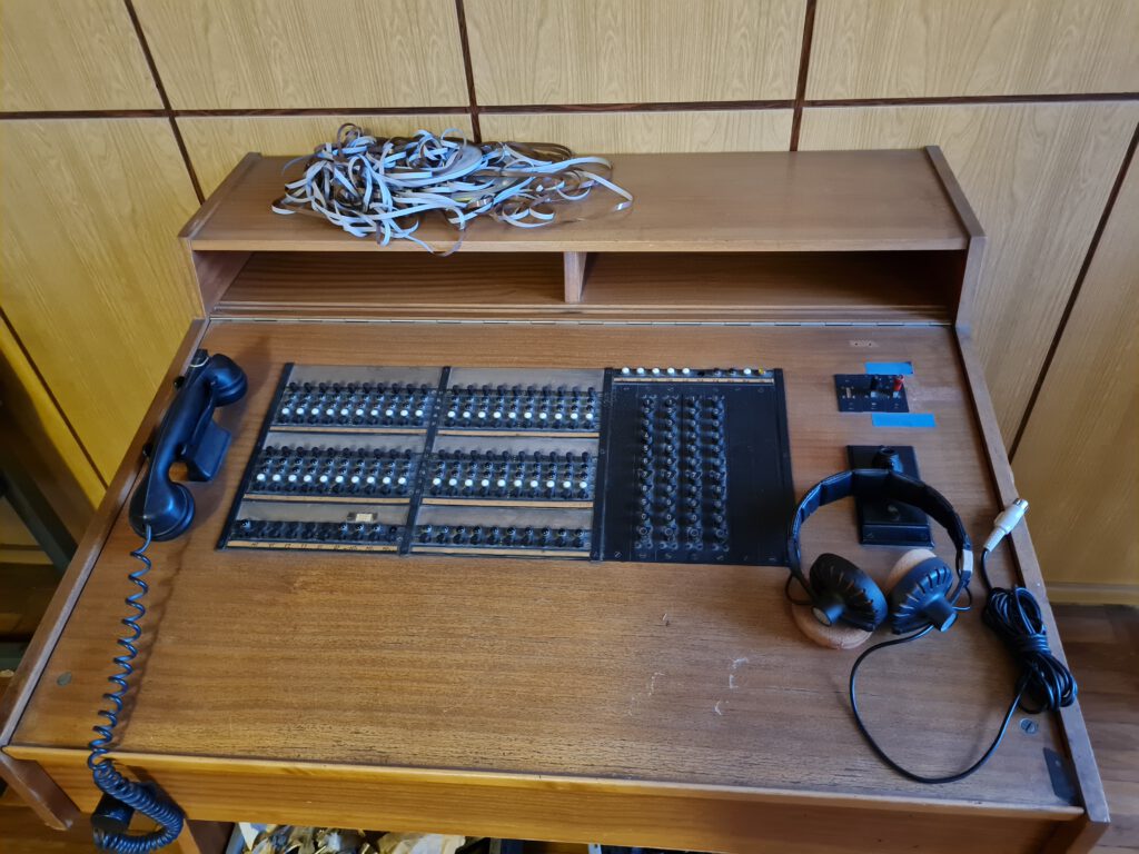 Historisches Equipment im alten DDR-Funkhaus in der Berliner Nalepastraße. (Copyright: Cornelia Saxe)