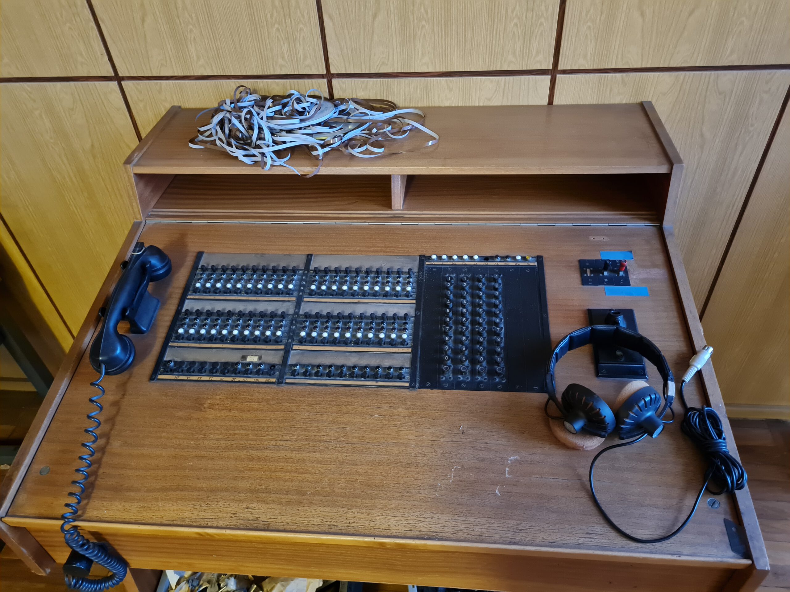 Historisches Equipment im alten DDR-Funkhaus in der Berliner Nalepastraße. (Copyright: Cornelia Saxe)