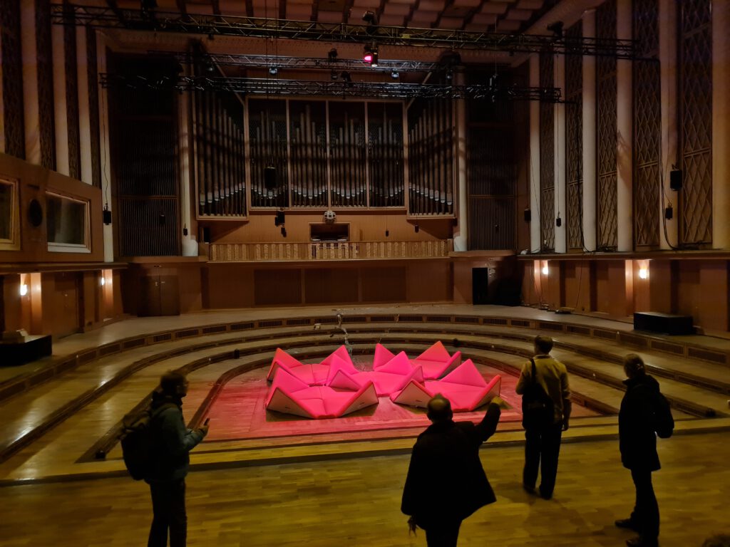 Im Sendesaal des Funkhauses, in dem es auch eine Orgel gibt. (Copyright: Cornelia Saxe)