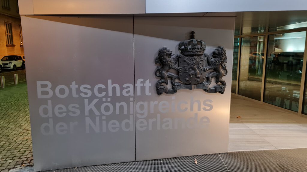 Eingang in die Botschaft der Niederlande (Copyright: Cornelia Saxe)