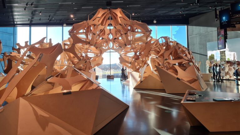 Die "Neo Natur"-Skulptur im "Futurium" gleicht einer riesigen Bienenwabe. (Copyright: Cornelia Saxe)