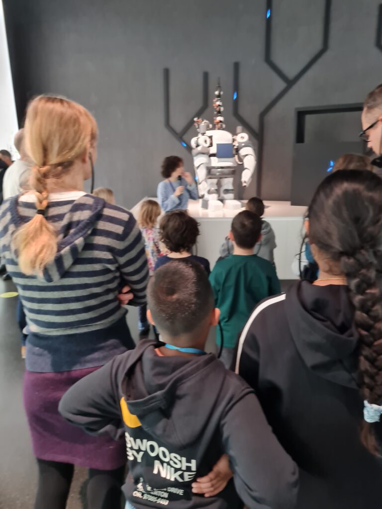 Wie unterhält man sich mit einem Roboter? Meine Nachbarschaftskinder Amin und Aribah von hinten bei der Vorführung. (Copyright: Cornelia Saxe)