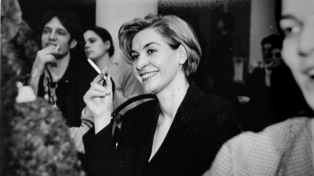 Salonière und Literaturmanagerin - Britta Gansebohm in ihrem Berliner Literatursalon 1999