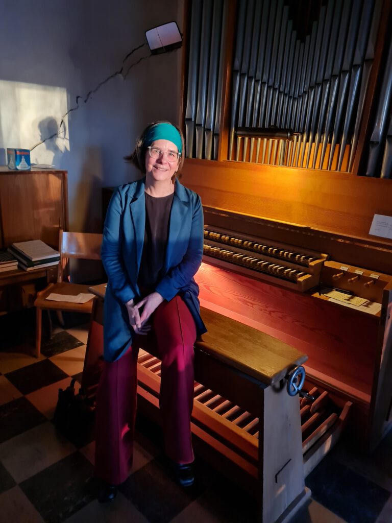 Kirchenmusikdirektorin Anke Meyer beim letzten Gottesdienst in "Tabea" an der Orgel (Copyright: Cornelia Saxe)