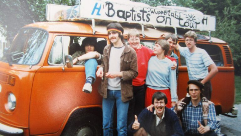 Mit diesem orangen Bulli fuhr die Wuppertaler Jugendgruppe 1984 an den Balaton. (Copyright: Max Dienel)