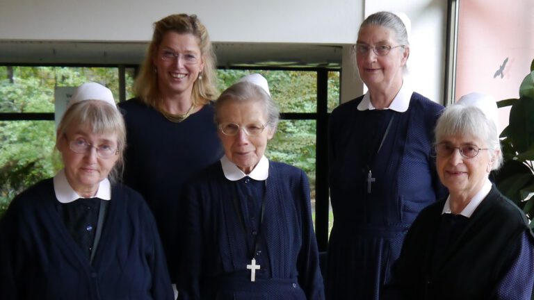 Die Schwestern Elisabeth, Gerda, Grietje und Christa (v. l. n. r.) und ihre Oberin Anette Cordes (2.v.l.) in Bremen (Copyright: Evangelisches Diakonissenmutterhaus Bremen / Horst Wenzel)