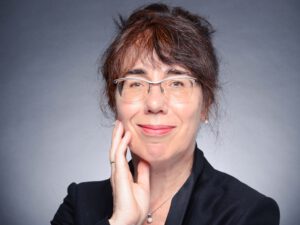 Porträt Cornelia Saxe im Halbprofil. (Copyright: Cornelia Saxe)