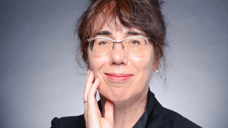 Porträt Cornelia Saxe im Halbprofil. (Copyright: Cornelia Saxe)