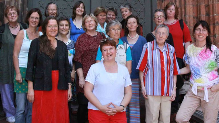 Frauengruppe vor dem Brandenburger Dom, Copyright: Heike Schulze