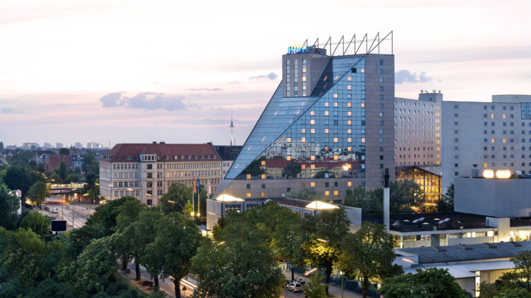 Estrel Hotel in Berlin-Neukölln im Abendlicht (Copyright: Estrel Berlin)