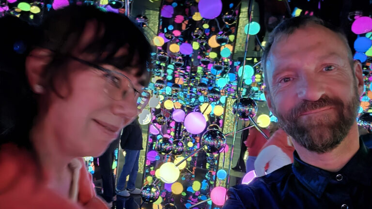 Ziemlich beste Freunde: Mit René in Hannover im "Infinity Room" von Yayoi Kusama (Selfie: Cornelia Saxe und René Hofmann)