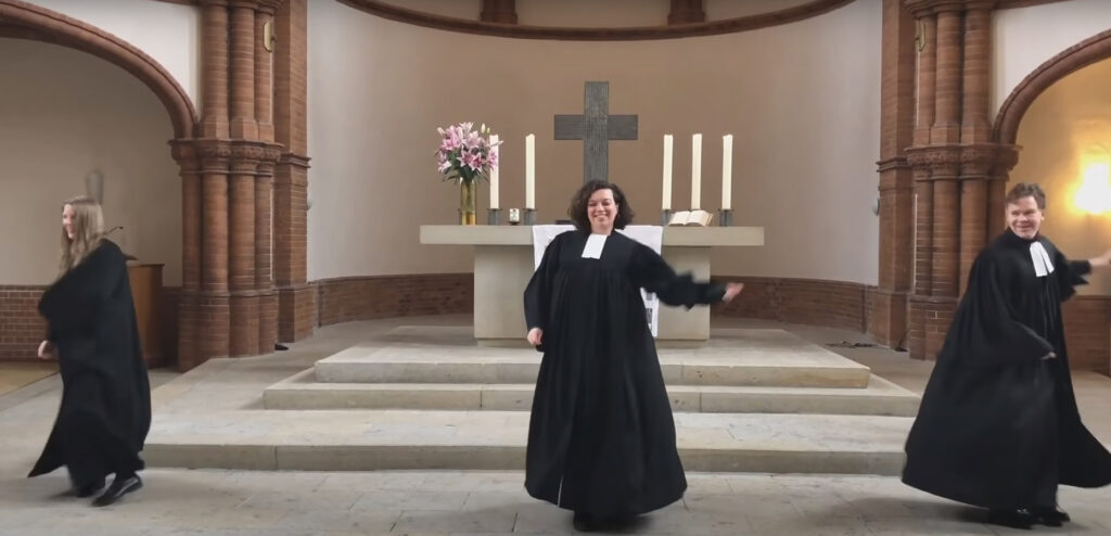 Jasmin El-Manhy beim Abschiedsgottesdienst in der Gethsemane-Kirche mit ihren Kollegen Almut Bellmann und Tobias Kuske (Copyright: Youtube)