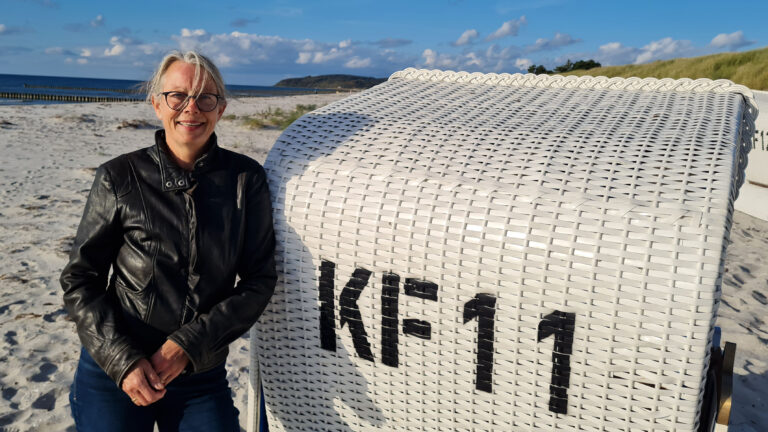 Vermieterin Kerstin Feuer neben einem ihrer Strandkörbe auf Hiddensee in Vitte (Copyright: Cornelia Saxe)