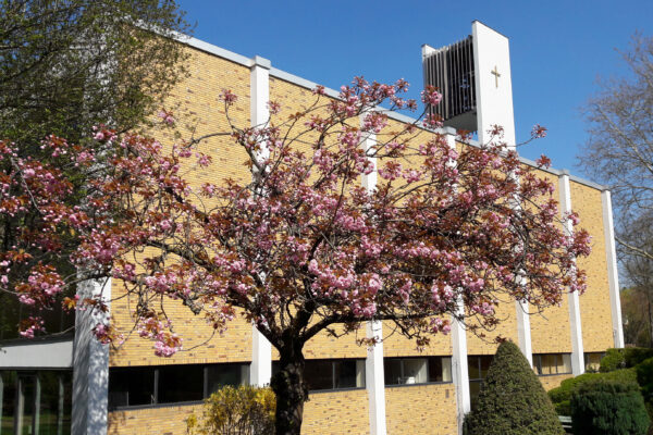 Der Bischof und die Bauhaus-Kirche