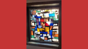 Buntes Kirchenfenster der Tabea-Gemeinde in der Köllnischen Heide (Copyright: Cornelia Saxe)