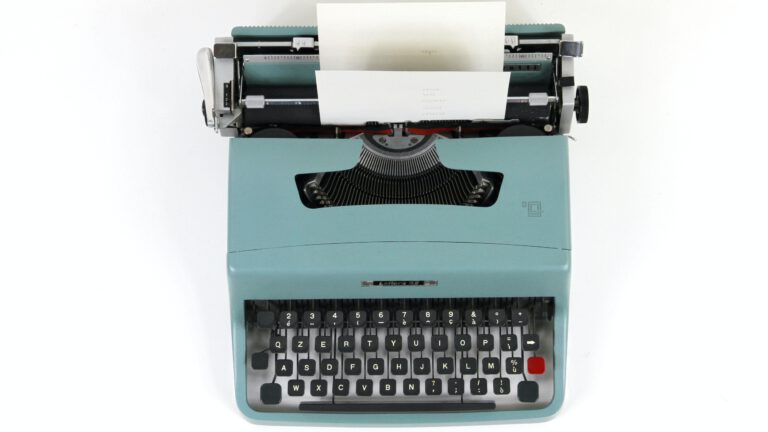 Eine Schreibmaschine (Copyright: Unsplash / Luca Onniboni)