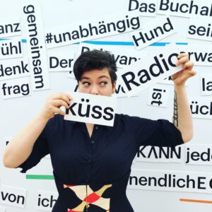 Die Schriftstellerin Nora Gomringer am Messe-Stand von Deutschlandradio