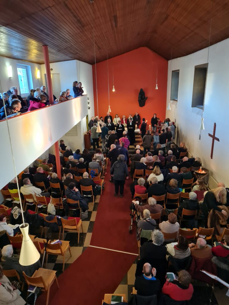 Blick in den gut gefüllten Kirchsaal beim Entwidmungsgottesdienst. (Copyright: Cornelia Saxe)