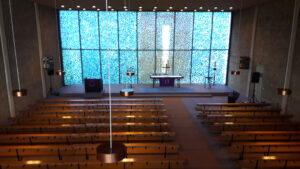 Schlichte Bänke und Lampen - Blick in den Gemeindesaal der Martinus-Kirche in Berlin-Tegel, Copyright: Cornelia Saxe