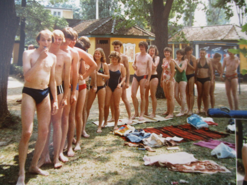 Vor dem Mauerfall vereint: Junge Leute stehen in einem Strandbad hintereinander in Badesachen.