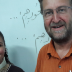 Samira Tanana vom Wohltätigkeitsverein Al Huleh und Pfarrer Reinhard Kees beim Spaziergang "Neukölln arabisch" (Copyright: Cornelia Saxe)